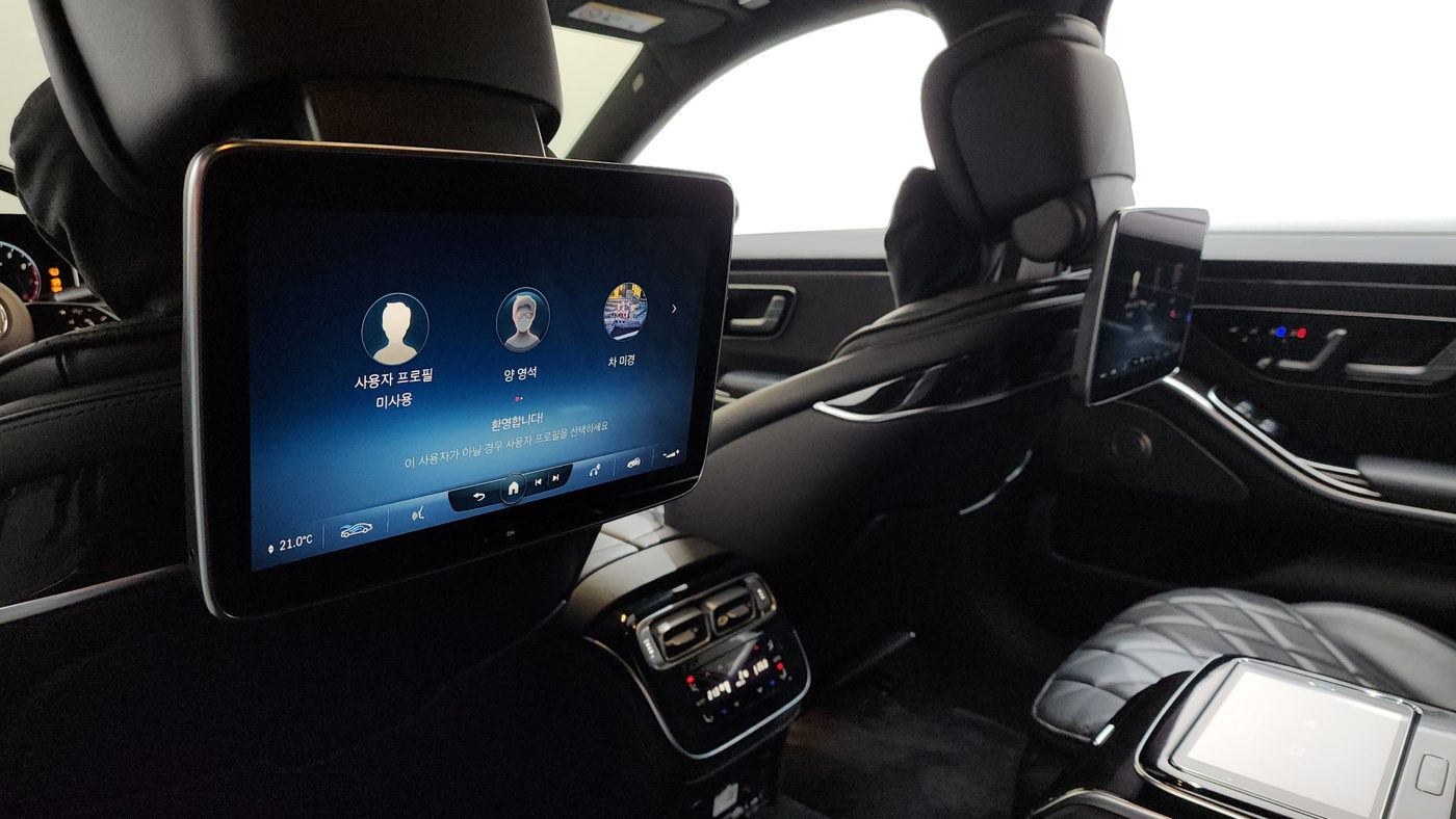 Voll ausgestattetes Interieur - Fond mit Entertainment-Displays